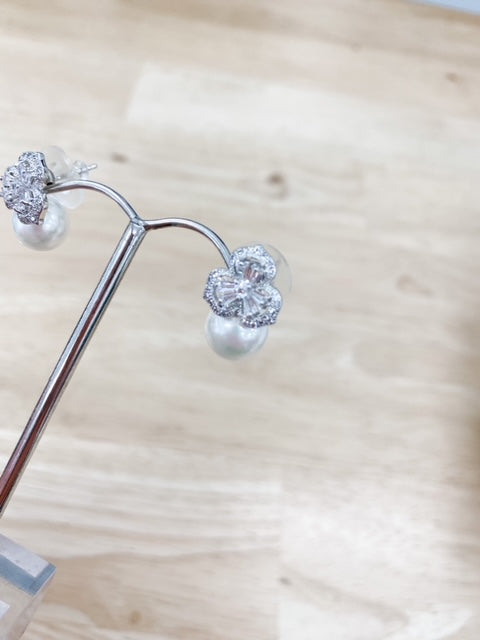 Chrysalini Tapered Pearl Earrings - Silver