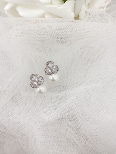 Chrysalini Tapered Pearl Earrings - Silver