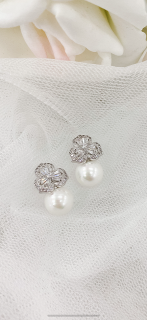 Chrysalini Tapered Pearl Earrings - Silver